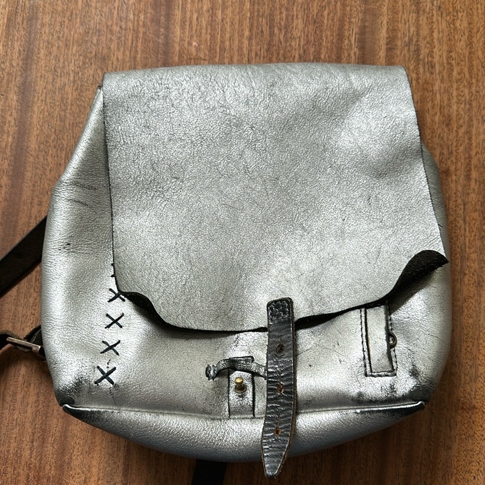 🩶🩶🩶Embrazio leather, silver metallic backpack purse bag needs repair